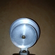 Oto�n� navij�k vyroben� hlin�ku a z barevn�ho kov�, navij�k p�kn� funguje, to�� se hladce, a cvr�ek m� p��jemn� t�n. Ot��� se tak jak m�. Navij�k m� kli�ku �e z�du a je z barevn�ho kovu, m� p��ku kter� pom�h�  p�ep�n�n� cvr�ku a perko kter� mu pom�h�.