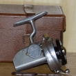 HARDY ALTEX N˚1 mark II, vyr�b�n kolem roku 1932, t�lo dlouh� 53mm , pr�m�r rotoru je 54mm, m� siln� p�eklap,�pi�kov� �nekov� p�evod, plastovou c�vku,kuf��k a kl��ek.Navij�k seskl�dal pan Dennis Ward, kter� pracoval u firmy Hardy v letech 1926-1939.