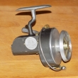 HARDY ALTEX N 3 MARK V. M� zar�kou sp�tn�ho chodu a cv�ka. Je to posledn� model ALTEX vyroben kolem roku 1960.Navij�k vyrobil pan Robert Mclean .