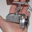 HARDY ALTEX N˚1 mark II, vyr�b�n kolem roku 1936, t�lo dlouh� 53mm , pr�m�r rotoru je 54mm, m� siln� p�eklap,�pi�kov� �nekov� p�evod, plastovou c�vku,kuf��k a kl��ek.Navij�k vyrobil pan Dennis Ward, kter� pracoval u firmy Hardy v letech 1926-1939