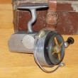 HARDY ALTEX N 2 MARK V. navij�k m� cv�ka kter� je um�sten v navij�ku,bez mo�nosti vypnut�.Navij�k vyrobil pan Jack Luke, kter� u firmy HARDY pracoval v letech 1936 - 1987.