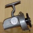 HARDY ALTEX N˚ 2 MARK IIII, tento navij�k se vyr�b�l kolem roku 1934,m� dlouh� t�lo 65mm pr�m�r rotoru je 60mm, m� velmi dobr� �nekov� p�evod a plastovou c�vku. Navij�k vyrobil pan , Ernie Broadford, kter� u firmy HARDY pracoval v letech 1926 - 1939.